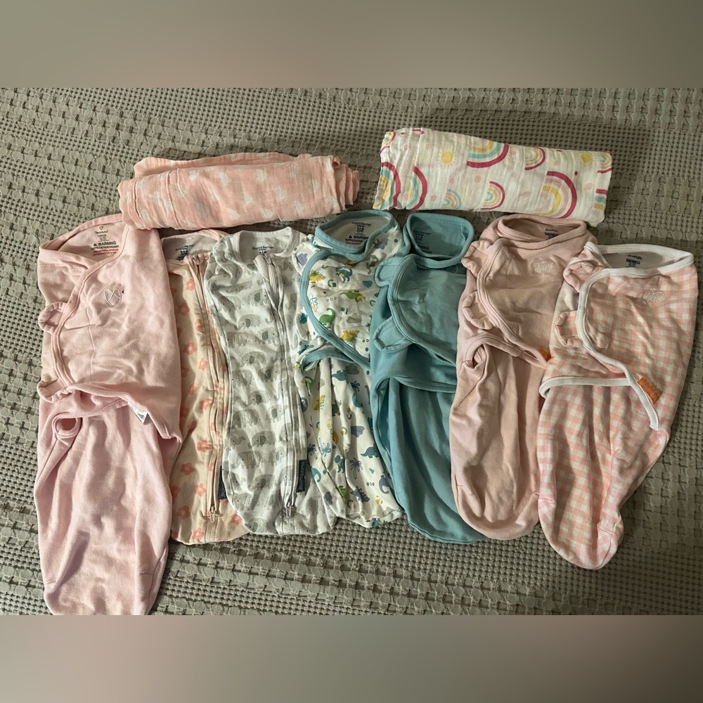 7 SwaddleMe Swaddles and 2 Muslin Blankets